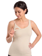 Mujer posando con el top de lactancia Nuva